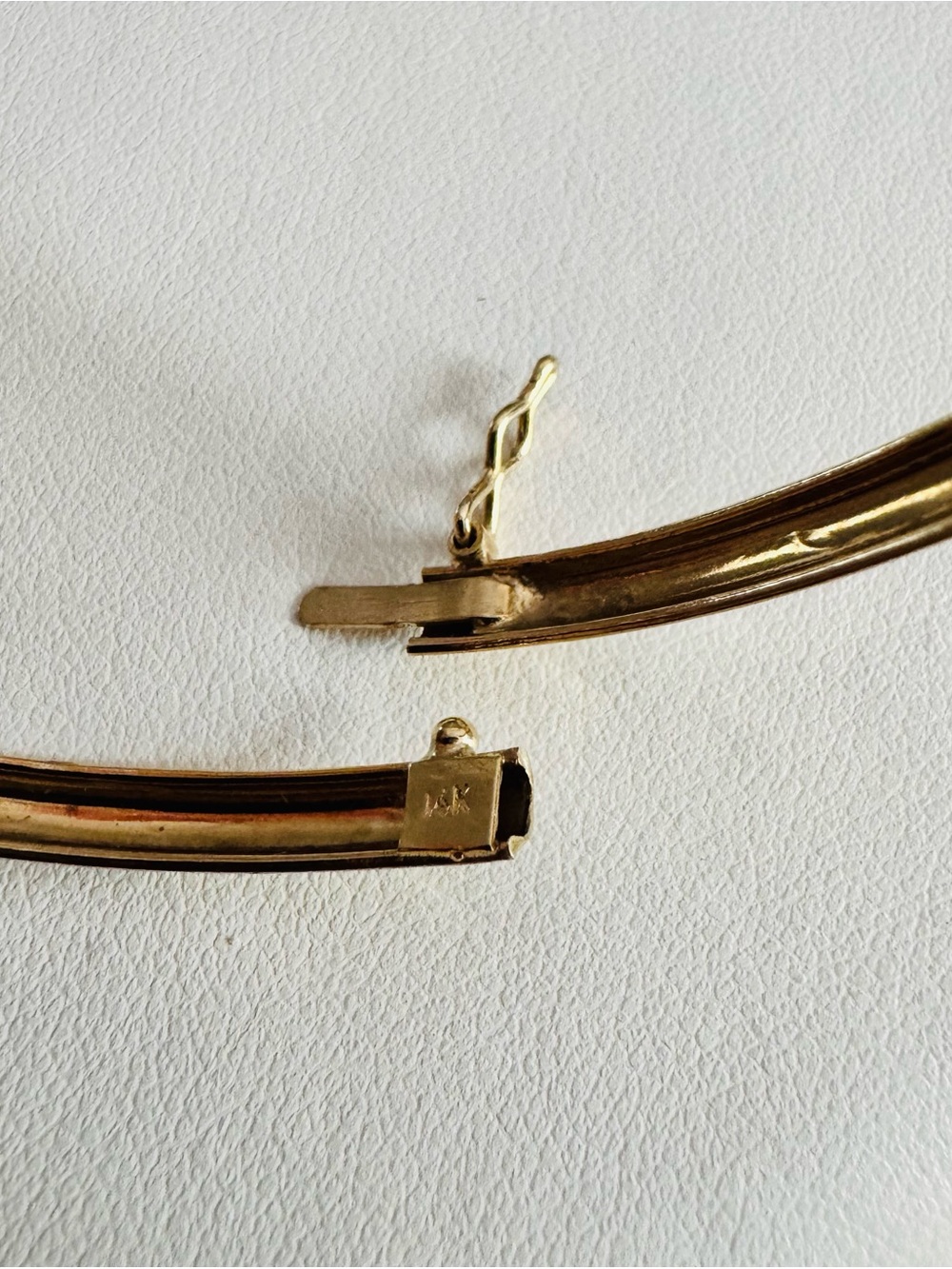 Vintage 14K Yellow Gold Etched Bangle Bracelet - Picture 5 of 6
